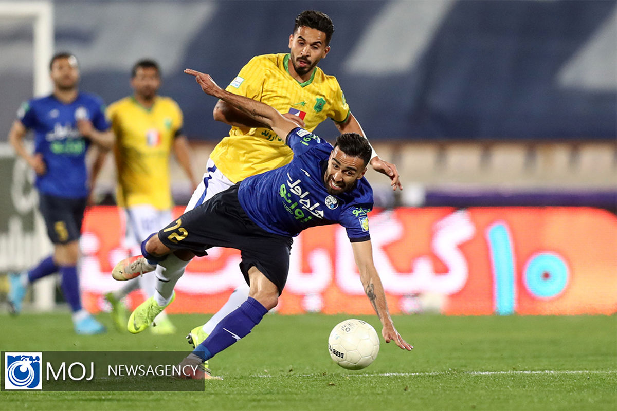 دیدار تیم های فوتبال استقلال و صنعت نفت آبادان