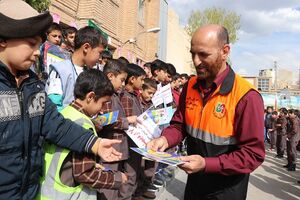 آشنایی دانش آموزان همدانی با قوانین راهنمایی و رانندگی 