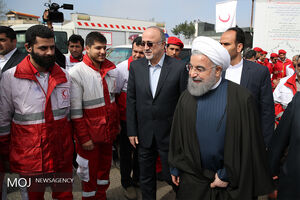 رییس جمهور وارد گیلان شد و با تلاشگران هلال احمر دیدار کرد