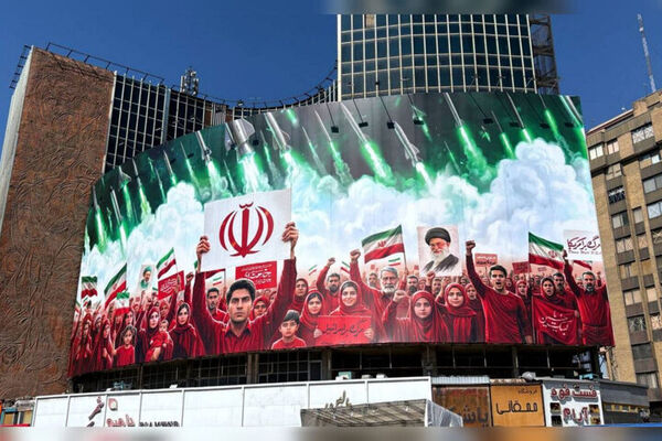 دیوارنگاره میدان ولیعصر (عج) به رنگ جمهوری اسلامی درآمد 