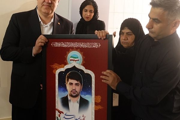 دیدار مدیرعامل بانک ملت با خانواده شهید امید اسدی، از کارکنان شهید بانک در جنگ رمضان