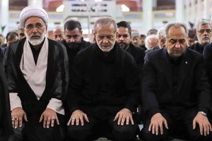 پزشکیان در نماز ظهر عاشورا شرکت کرد