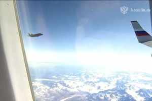 لحظه اسکورت هواپیمای پوتین در آلاسکا توسط F۳۵ آمریکایی + فیلم