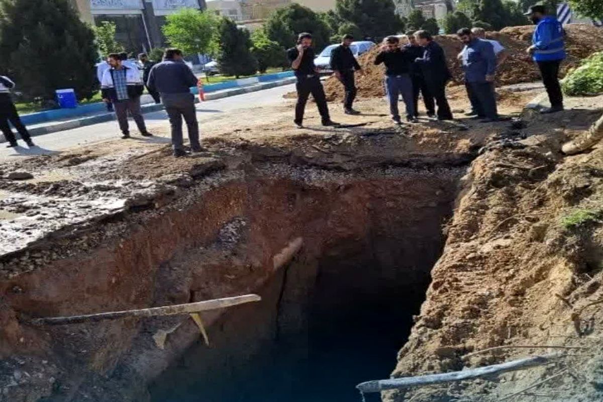 ریزش زمین در خیابان پروین