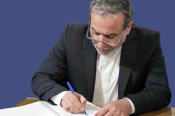 عراقچی پیام کتبی خود را برای عبدالله الیحیا وزیر خارجه کویت ارسال کرد