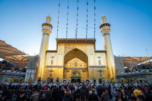 گل‌آرایی حرم مطهر امیرالمؤمنین (ع) در آستانه میلاد امام عصر (عج) + فیلم