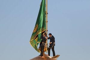 تعویض پرچم و پوش ضریح بارگاه منور رضوی در سالروز میلاد امام رضا (ع)