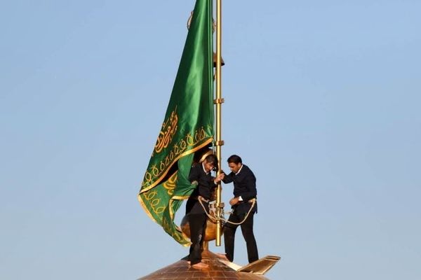 تعویض پرچم‌ و کتیبه‌های عزا در حرم امام رضا(ع)