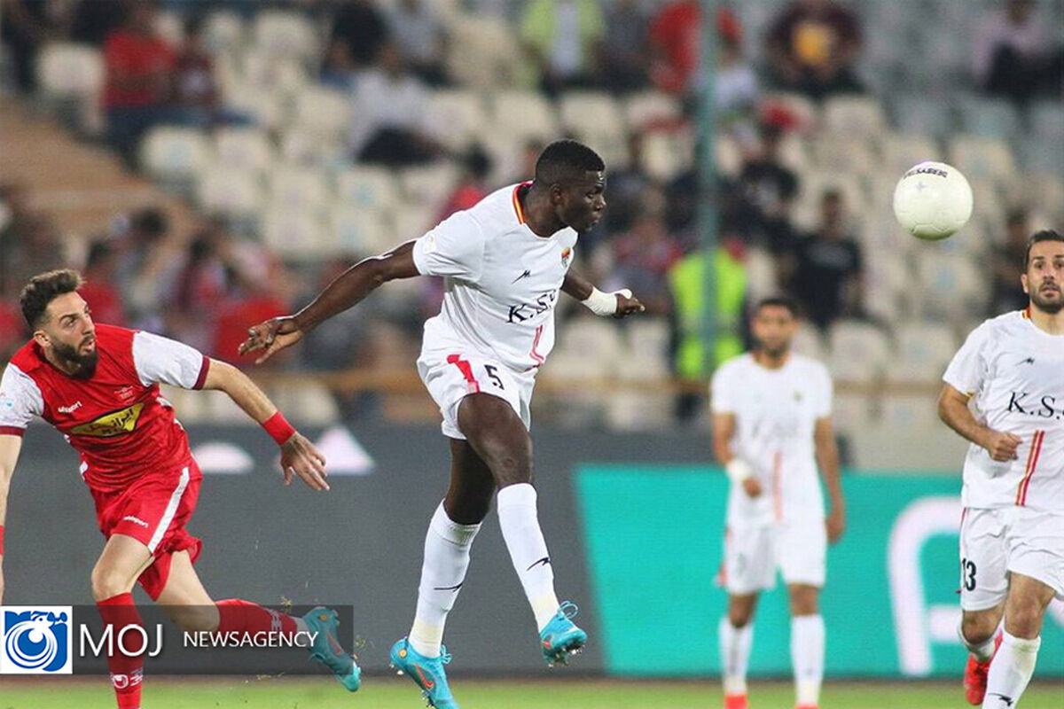 دیدار تیم‌ های فوتبال پرسپولیس و فولاد خوزستان 