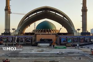 تنها چند روز تا آخرین وداع/ مصلی مهیای میزبانی از رهبر شهید می شود+فیلم