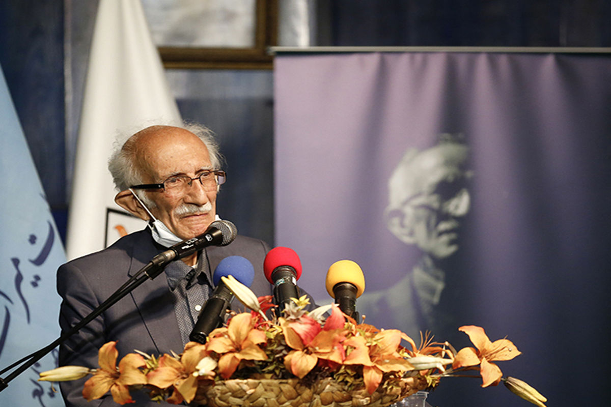 لوح و تندیس ثبت میراث ملی زنده بشری غلامحسین امیرخانی رونمایی شد