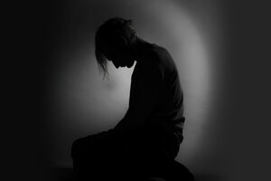 علائم افسردگی شدید: چگونه می‌توان آن را شناسایی و درمان کرد؟