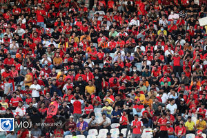 دیدار تیم‌ های فوتبال پرسپولیس و فولاد خوزستان 