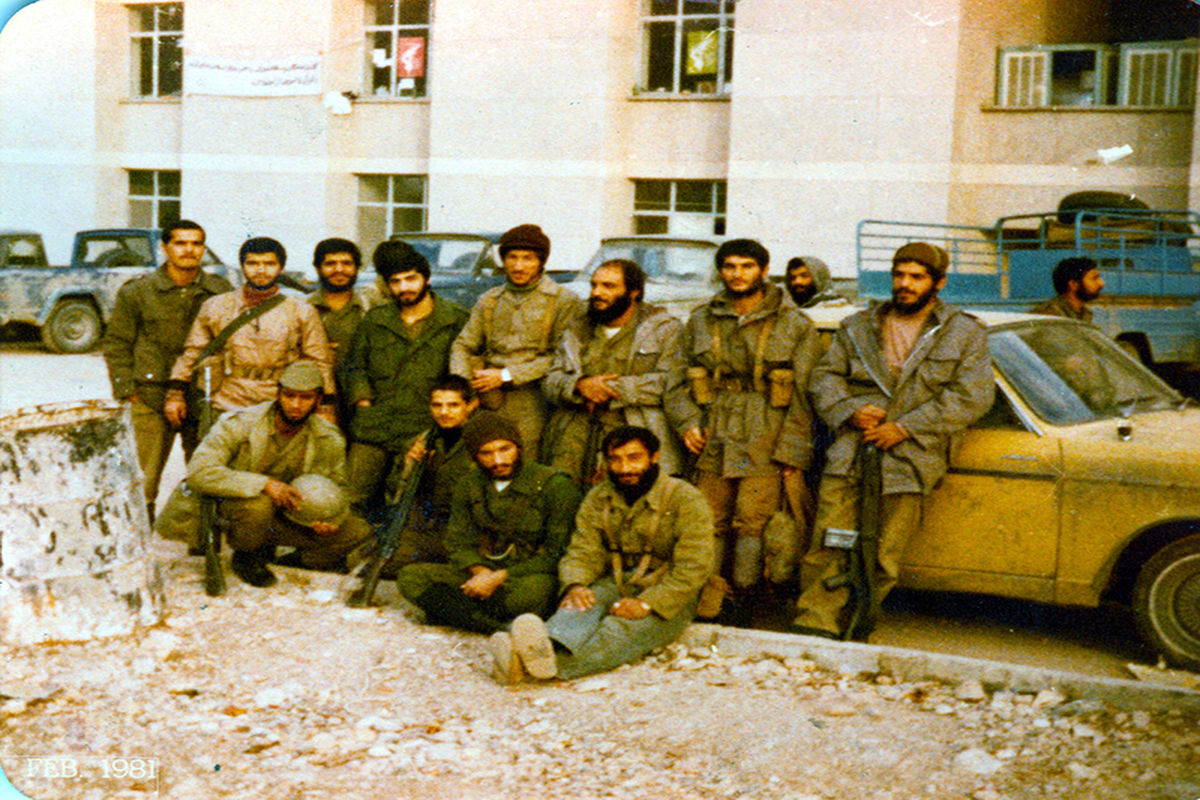 پوستر دستمال سرخ‌ها