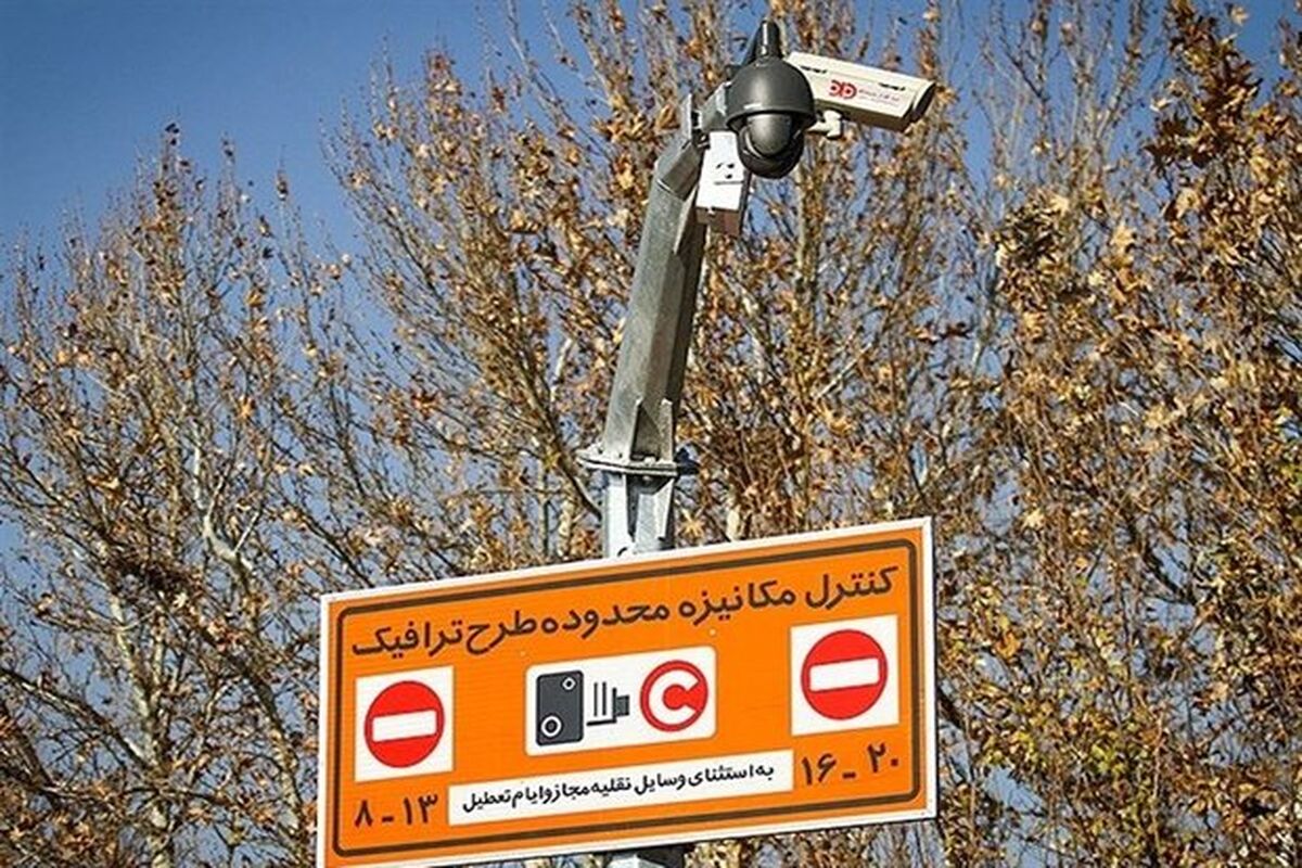 عبور از خیابان ۱۶ آذر بدون طرح ترافیک