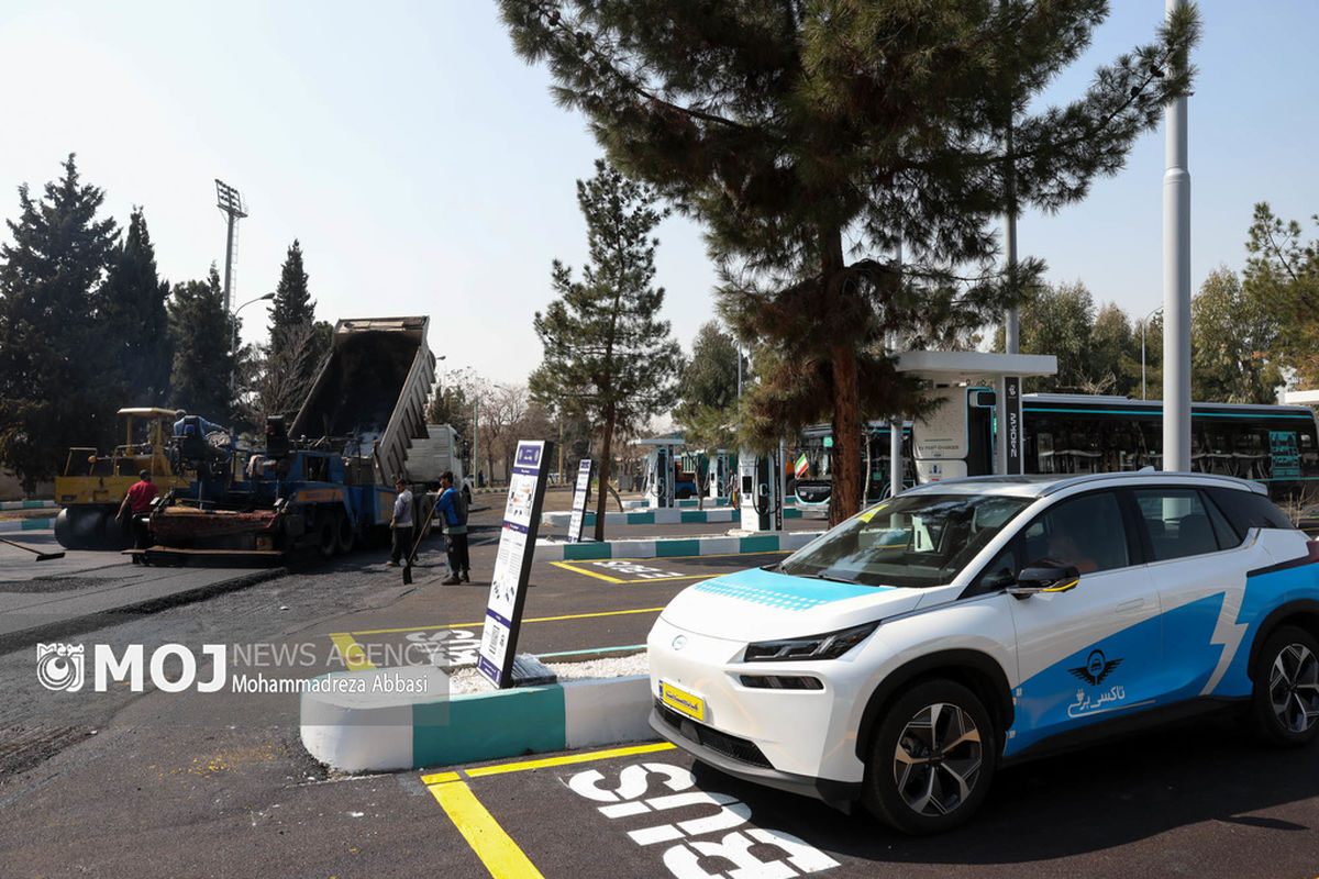 افتتاح ۳ ایستگاه شارژبرقی و رونمایی از تاکسی برخط