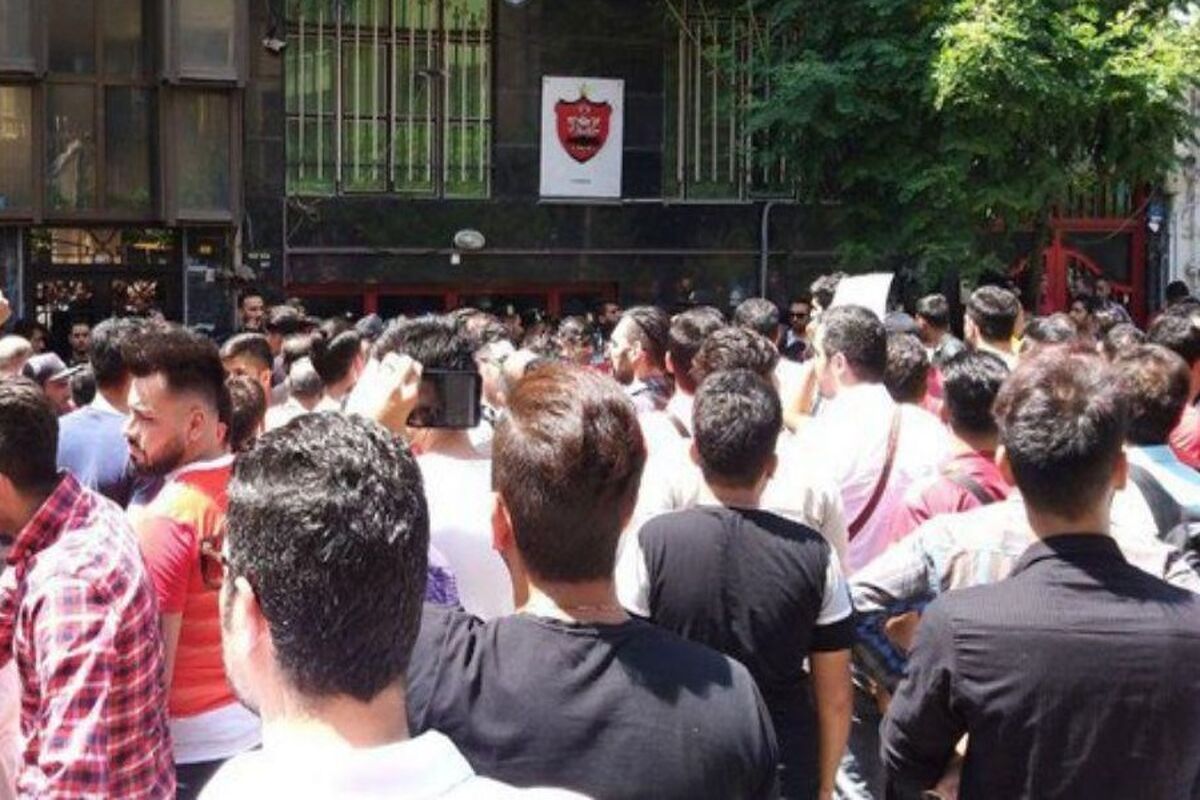 تجمع هواداران پرسپولیس مقابل باشگاه