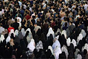اقامه باشکوه نماز دهه اول ذی‎الحجه در حرم منوّر رضوی