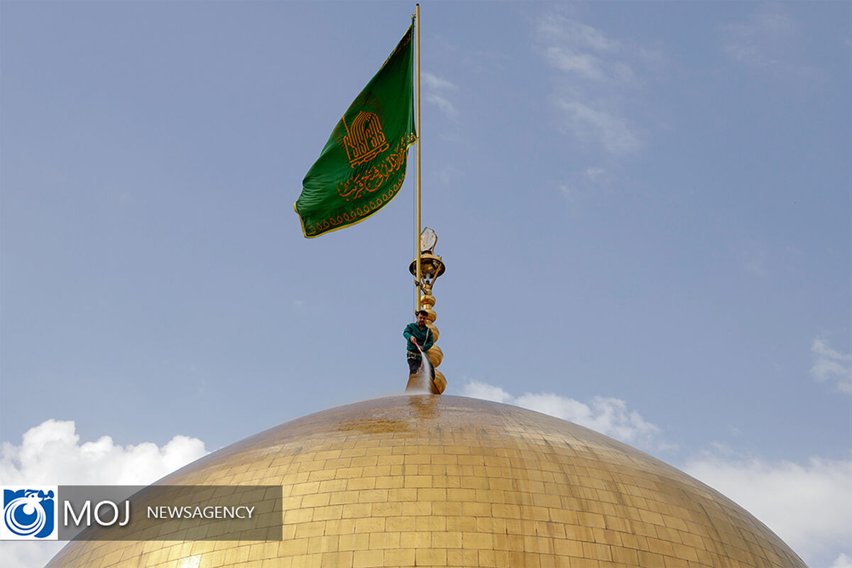 شست و شوی گنبد مطهر رضوی در آستانه ولادت امام رضا (ع)