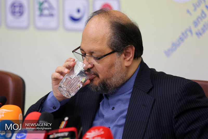 حضور تعدادی از نمایندگان مجلس در دفتر کار وزیر صنعت/ آیا بحث استیضاح وزیر صنعت در میان است؟