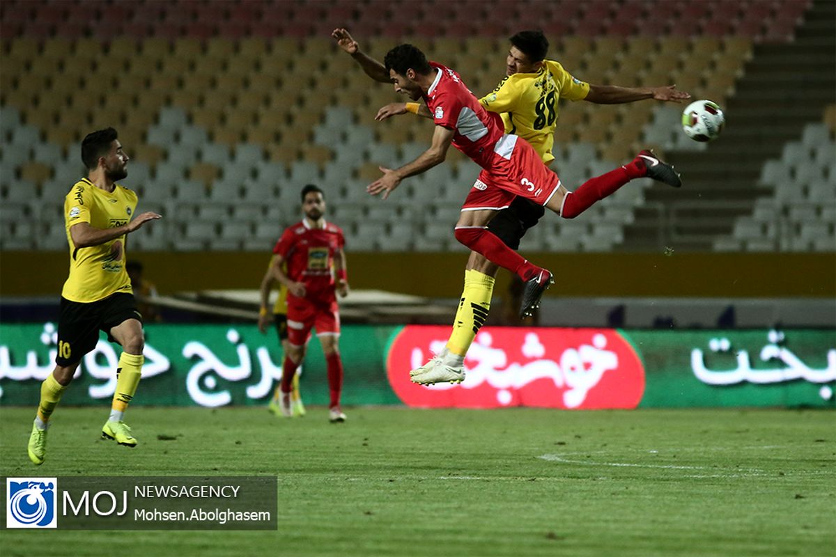 دیدار تیم های فوتبال پرسپولیس و سپاهان اصفهان