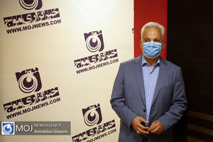 حال که با شما سخن می‌گویم در خانه کنار مادرم نشسته و آماده پاسخگویی به همه دوستان هستم