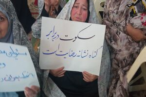 بانوان مطالبه گر حجاب و عفاف کفن پوش آمدند/کفن پوش آمده ایم تا حیا زنده بماند+تصاویر