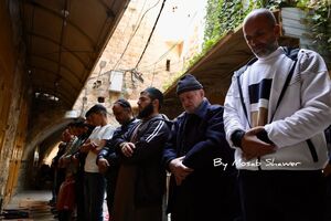 فلسطینینان در روز جهانی قدس، نماز جمعه را پشت موانع مسجد ابراهیمی در الخلیل برگزار کردند