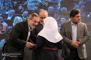 تجلیل از خیرین مدرسه ساز در مناطق زلزله زده غرب کشور