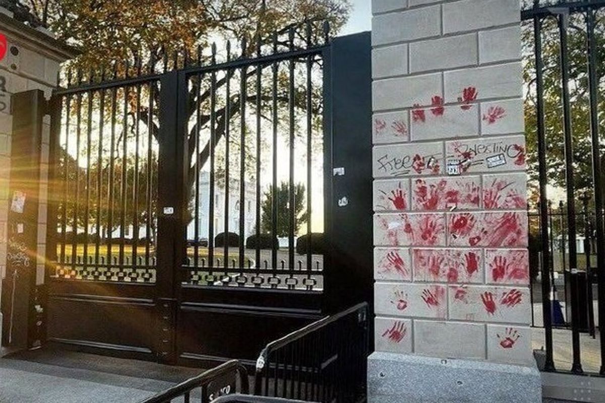 دستان خون آلود