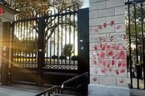 دستان خون‌آلود بر ورودی کاخ‌سفید نقش بست