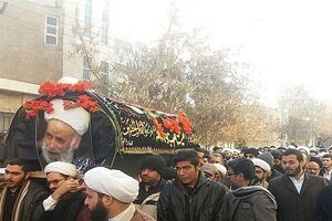 نماینده مجلس خبرگان رهبری بر پیکر آیت‌الله عبودیت نماز اقامه کرد 