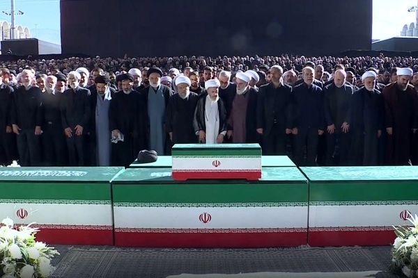 نماز بر پیکر مطهر مجاهد شهید امام خامنه‌ای و خانواده ایشان اقامه شد