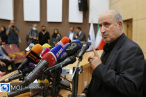 تاج همه را به سکوت دعوت کرد