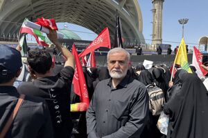 فضای مصلای پایتخت، آکنده از عشق و وفاداری به امام شهید و ولی‌زمان است