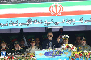 رژه یگان های نمونه نیروهای مسلح در بندر عباس