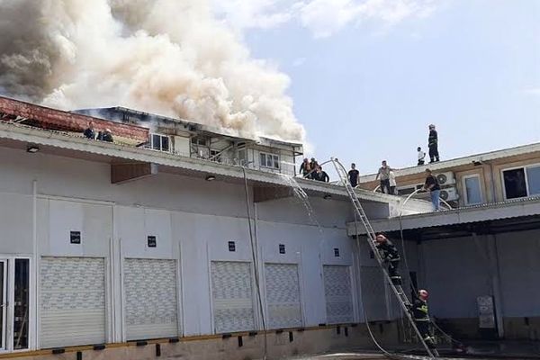 آتش نشان ها از تهران برای مهار آتش‌سوزی گسترده در یک شرکت لبنیاتی آمل اعزام شدند