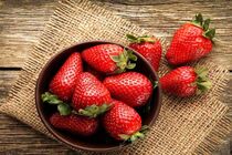 توت فرنگی رو اینجوری بشور تا کرمهای داخلش خارج بشن / طریقه صحیح شستن توت فرنگی
