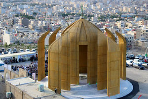 استقبال گسترده زائران نوروزی از غرفه شهدای مدافع حرم در خیمه کوه خضر نبی(ع)