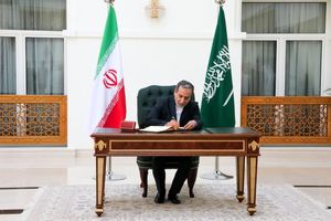 امضای دفتر یادبود وزارت خارجه عربستان توسط سید عباس عراقچی + فیلم