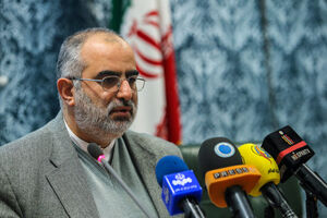 مشکل آن است که مداحان را به جای نقادان نشاندند