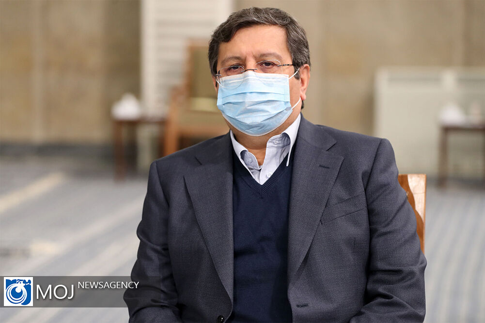 بانک مرکزی در حوزه بازار ارز و قیمت آن سیاسی عمل نمی کند/ برای کاهش نرخ دلار ارزپاشی نخواهیم کرد