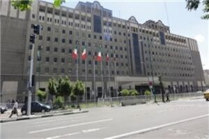 تجمع جمعی از سهامداران پدیده شاندیز در برابر مجلس