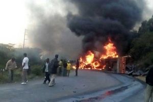 برخورد کامیون حامل سوخت با اتوبوس در افغانستان ۳۶ تن را به کام مرگ کشید