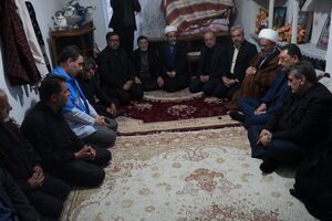 وزیر صمت با خانواده فوت شدگان معدن ذغال مهمان‌دویه دیدار کرد