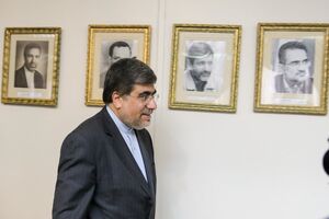 اشک های کارگردان در پاسخ به پرسش خبرنگار / لغو پروانه نمایش فیلم های در حال اکران