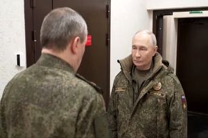 پوتین با لباس نظامی در قرارگاه فرماندهی ارتش روسیه حضور یافت