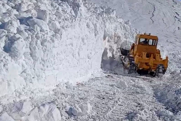 بازگشایی گردنه کِلوسِه فریدونشهر با ارتفاع چهار متری برف با همت راهداران