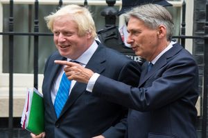 افزایش فشارها برای کنار گذاشتن وزرای خارجه و خزانه داری انگلستان