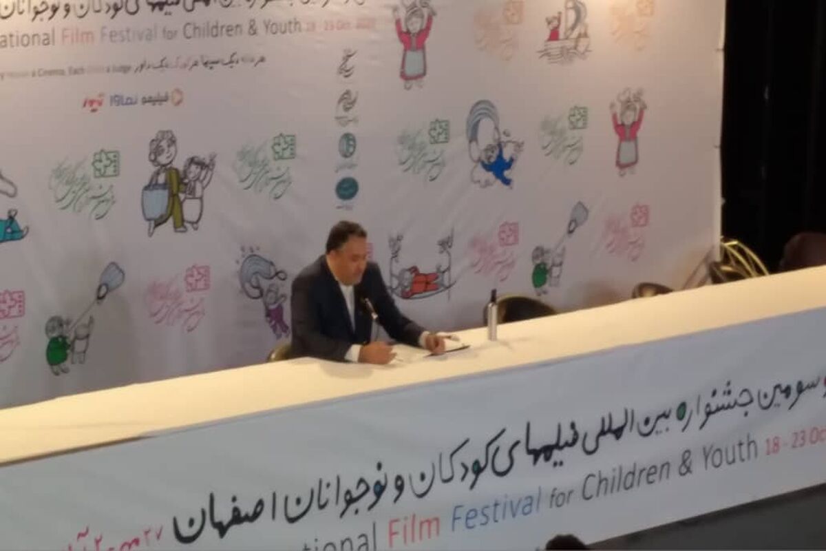 علیرضا تابش اسامی نامزدهای بخش رقابتی سینمای ایران سی و سومین جشنواره بین المللی فیلم های کودک و نوجوان را اعلام کرد